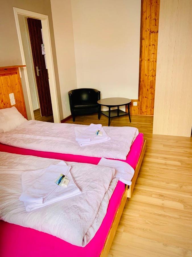 Hotel Weisses Roessli à Loèche-les-Bains Extérieur photo