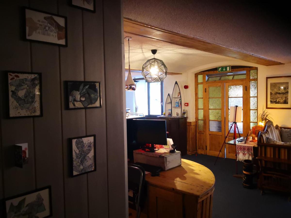 Hotel Weisses Roessli à Loèche-les-Bains Extérieur photo